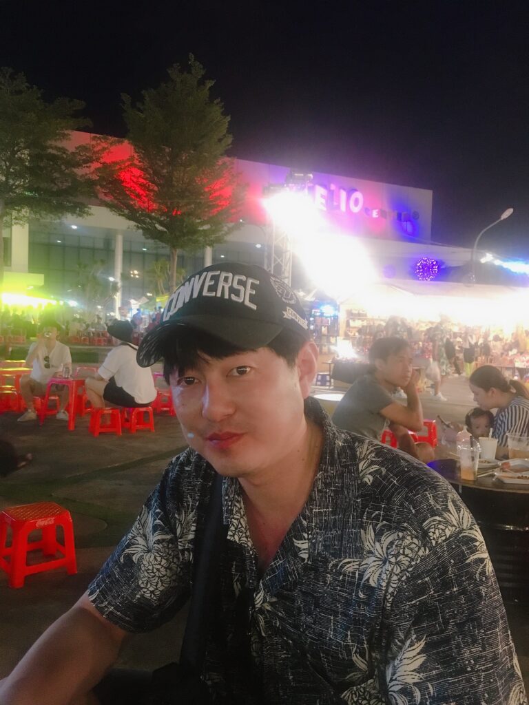 배우 자기관리와 체력의 중요성 : 건강한 미소를 지으며 활기차게 촬영에 임하는 우연히 소속 배우