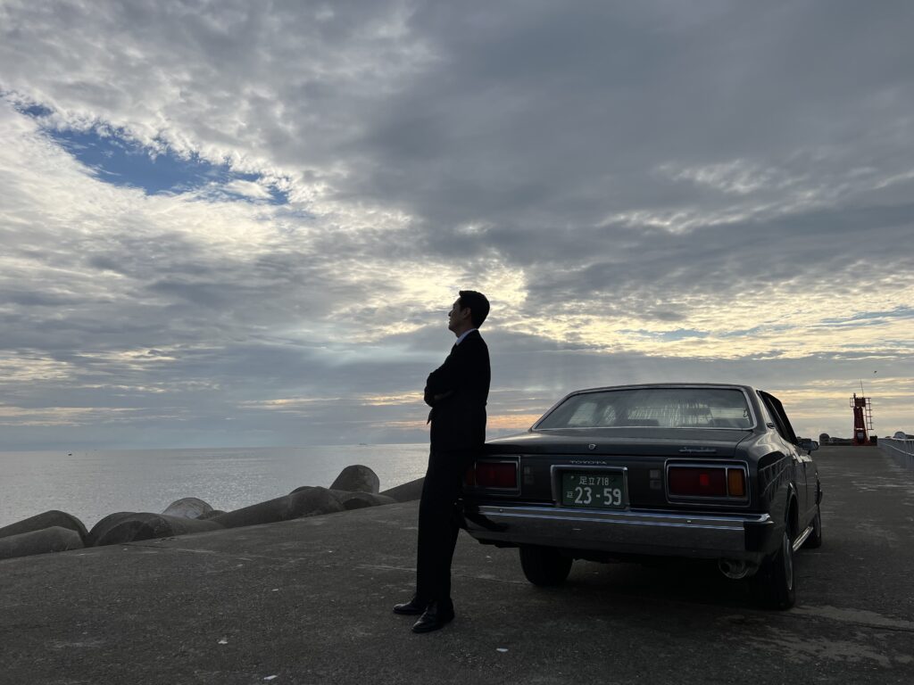 민실장 철학 : 타협 없는 예술 철학으로 현장을 지휘하는 제작사 우연히의 민실장 감독. 꼼수와 요령을 배격하고 창작의 본질에 집중하는 강렬한 아티스트의 모습.