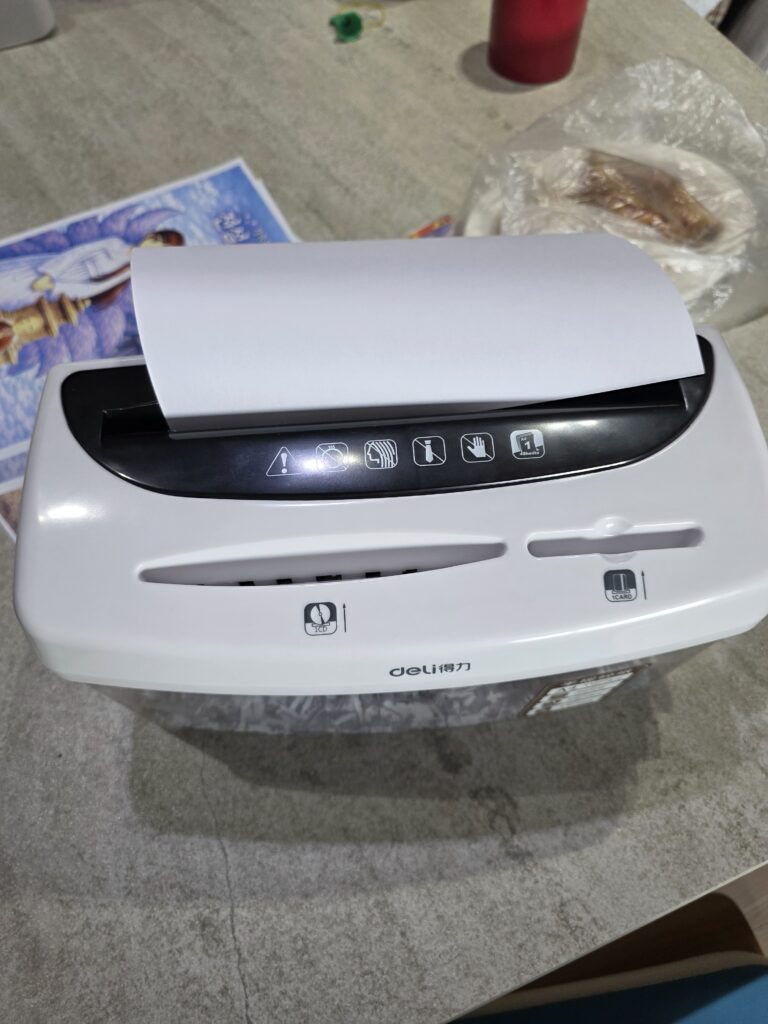 계약서 금액확인 : "계약서의 금액 부분을 꼼꼼히 검토못해 쇄절중인 민상철 대표의 이미지"