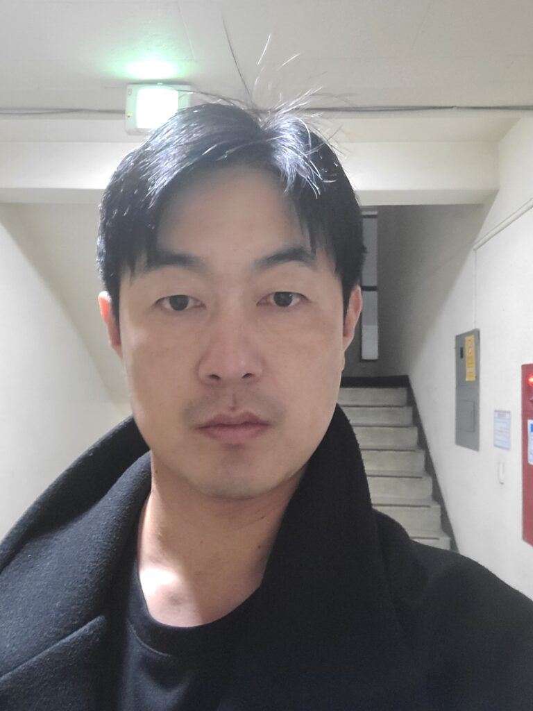 나를 회사처럼 설계하기 자신의 인생 설계도를 치열하게 고민하고 기록하는 현대인의 모습. 우연히 민실장