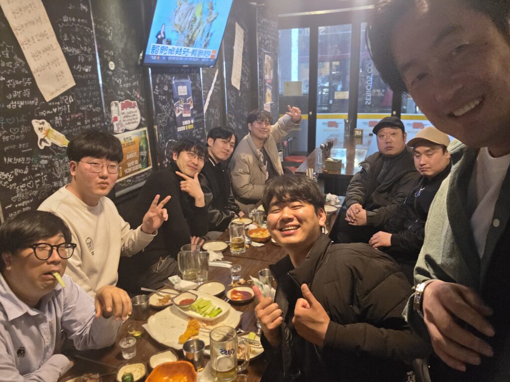 무대에 서야 하는 이유 : 무대 위에서 동료 배우와 함께 호흡하며 연기하는 제작자 민 실장의 모습